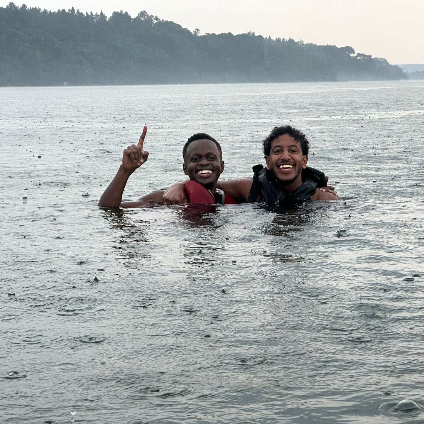 Safari de gorilas de 4 días: Parque Nacional Impenetrable de Bwindi y lago Bunyonyi